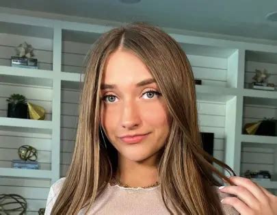 skylar mae lesbian|Skylar Maes biography: age, boyfriend, social media career